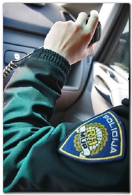 Slika PU_I///policajac i veza u vozilu.jpg